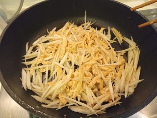 7、懒人料理+蘿蔔皮的應用,加入豆皮絲,拌炒均勻。