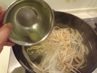 8、懒人料理+蘿蔔皮的應用,加入豆皮擠出的湯汁繼續拌炒。
