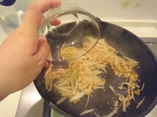 9、懒人料理+蘿蔔皮的應用,加入白芝麻拌炒,混合均勻就可起鍋了!