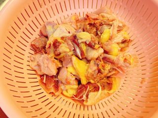 1、家庭版清炒鸡,鸡洗干净，沥干水