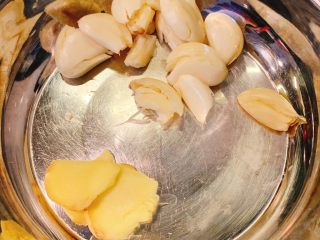 2、家庭版清炒鸡,姜切片，蒜切片