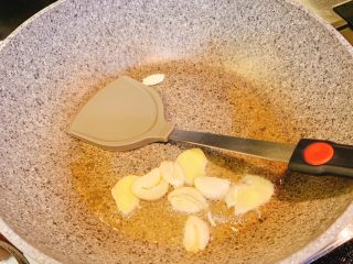 3、家庭版清炒鸡,冷锅热油，放入姜蒜爆香