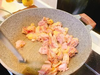 4、家庭版清炒鸡,放入鸡翻炒均匀