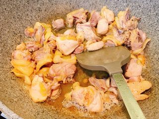 5、家庭版清炒鸡,放入2勺生抽，2勺糖，2勺盐，翻炒均匀