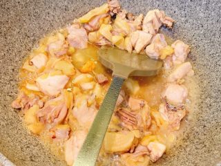 6、家庭版清炒鸡,放入适量的水，盖上锅盖焖5分钟，大火收汁出锅