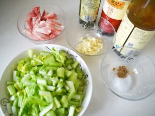 1、芹菜炒肉,准备原料，切好芹菜、猪肉和蒜备用。