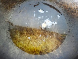 2、芹菜炒肉,热锅加油。