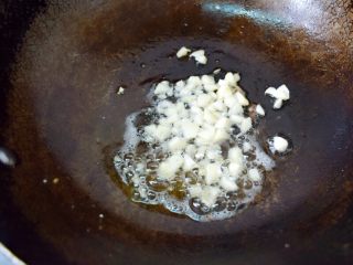 3、芹菜炒肉,油温热，倒入蒜。