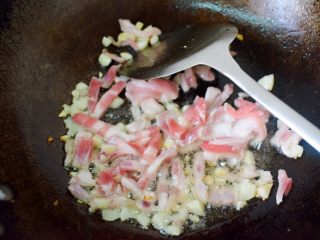 4、芹菜炒肉,把肉放入锅中。