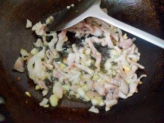 5、芹菜炒肉,翻炒至肉变成白色。