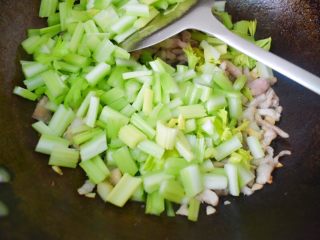 6、芹菜炒肉,放入芹菜，继续翻炒。