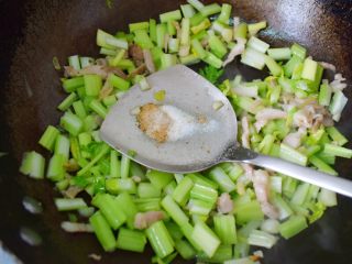 7、芹菜炒肉,加入盐和十三香，翻炒均匀。