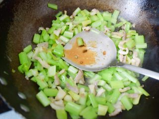 9、芹菜炒肉,加入生抽，翻炒片刻，菜熟，关火。