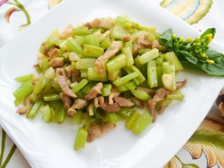 10、芹菜炒肉,盛盘，可加一个菜花摆盘。