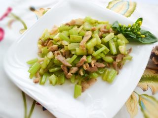 12、芹菜炒肉,成品图。