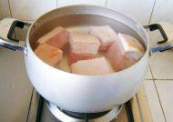 1、吉祥如意卷,五花肉切成5厘米左右的方块，先在水中烫一下捞出。