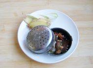 2、吉祥如意卷,将切葱段，切姜片，桂皮、八角、香叶、豆蔻、草果放入调料盒中。