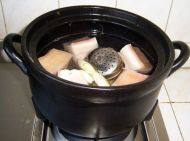 3、吉祥如意卷,肉放入砂锅中，加清水、葱段、姜片、料酒、老抽、甜面酱、冰糖、调料盒，大火烧开，中火炖40分钟。