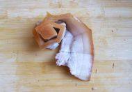 5、吉祥如意卷,切至肉心，把切好的肉条卷起来即可。