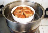 6、吉祥如意卷,把肉卷放到盘中，肉皮朝下，倒入煮肉的汤水，再加入葱段和姜片，蒸半小时。