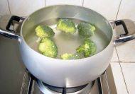 7、吉祥如意卷,西兰花焯水。