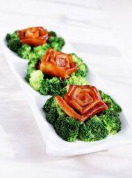 9、吉祥如意卷,蒸好后把汤汁倒出，把放入另一个盘中，西兰花围在周边，欠汁浇到肉上就做好了。