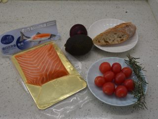 1、#年年有鱼#家宴：三文鱼沙拉,所有材料大集合