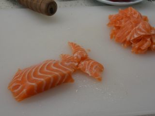 2、#年年有鱼#家宴：三文鱼沙拉,三文鱼切片，但也能切小丁