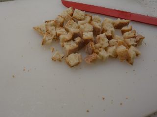 4、#年年有鱼#家宴：三文鱼沙拉,法棍要用面包刀好切一些，或者其他锯齿刀