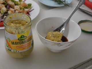 6、#年年有鱼#家宴：三文鱼沙拉,三文鱼配的芥末和酱油全部倒入，加入两勺蔬菜蛋黄酱即可