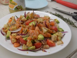 7、#年年有鱼#家宴：三文鱼沙拉,撒上迷迭香，用筷子，挑。或者是夹子夹均匀后，再撒上现磨黑胡椒。