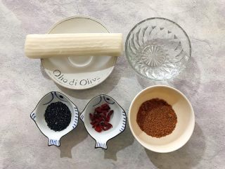 1、食过返寻味~黑芝麻枸杞红糖炒年糕,首先我们准备好所有食材
