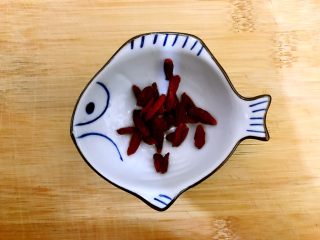 4、食过返寻味~黑芝麻枸杞红糖炒年糕,枸杞洗净,沥干水分,备用