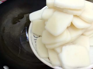 6、食过返寻味~黑芝麻枸杞红糖炒年糕,倒入年糕