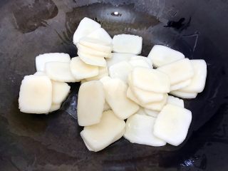 7、食过返寻味~黑芝麻枸杞红糖炒年糕,翻炒片刻,尽量让每块年糕沾上油