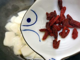9、食过返寻味~黑芝麻枸杞红糖炒年糕,加入枸杞