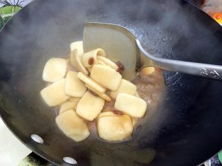 12、食过返寻味~黑芝麻枸杞红糖炒年糕,尽量分散年糕成一片片,不停翻炒,以免粘锅