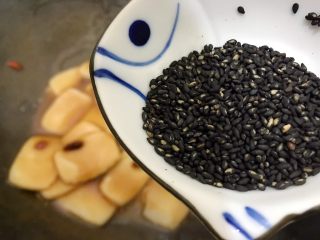 14、食过返寻味~黑芝麻枸杞红糖炒年糕,加入黑芝麻,翻炒均匀,即可