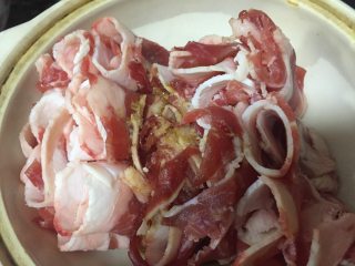 1、酸汤肥牛卷,肥牛卷用盐和料酒腌制20分钟以上，汆烫后备用。