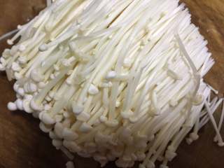 2、酸汤肥牛卷,金针菇去除根部。