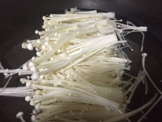 3、酸汤肥牛卷,大火将水烧开后，加盐，入金针菇烫熟。