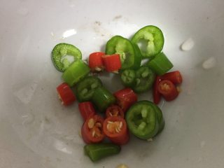 4、酸汤肥牛卷,青红小米椒切好。