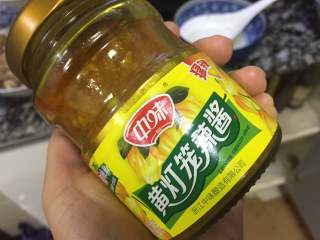 5、酸汤肥牛卷,准备酸汤必备的黄灯笼辣椒酱。