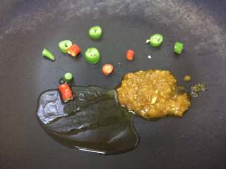 6、酸汤肥牛卷,锅内少油，煸炒小米椒和黄灯笼辣椒酱。