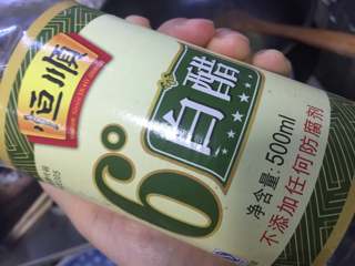 7、酸汤肥牛卷,加入白醋。