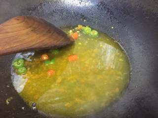 8、酸汤肥牛卷,加入水淀粉。