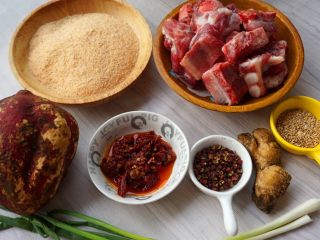1、粉蒸肉,提前将原材料准备好