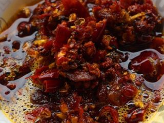 2、粉蒸肉,锅内倒油烧热，下老姜末，花椒粒，豆瓣酱炒香