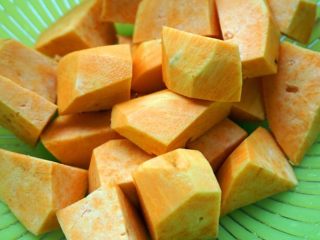 3、粉蒸肉,将红薯去皮切成块（也可以根据自己口味选择南瓜、芋头、土豆等）