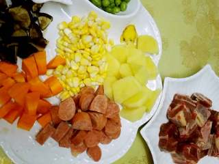 2、牛排骨土豆焖饭+#食材土豆#,干香菇先泡发， 去蒂洗净，切粗丝或切丁均可，胡萝卜，土豆，香肠切块状，葱头切段，姜切片，玉米粒提前剥好洗净，豌豆洗净备用
